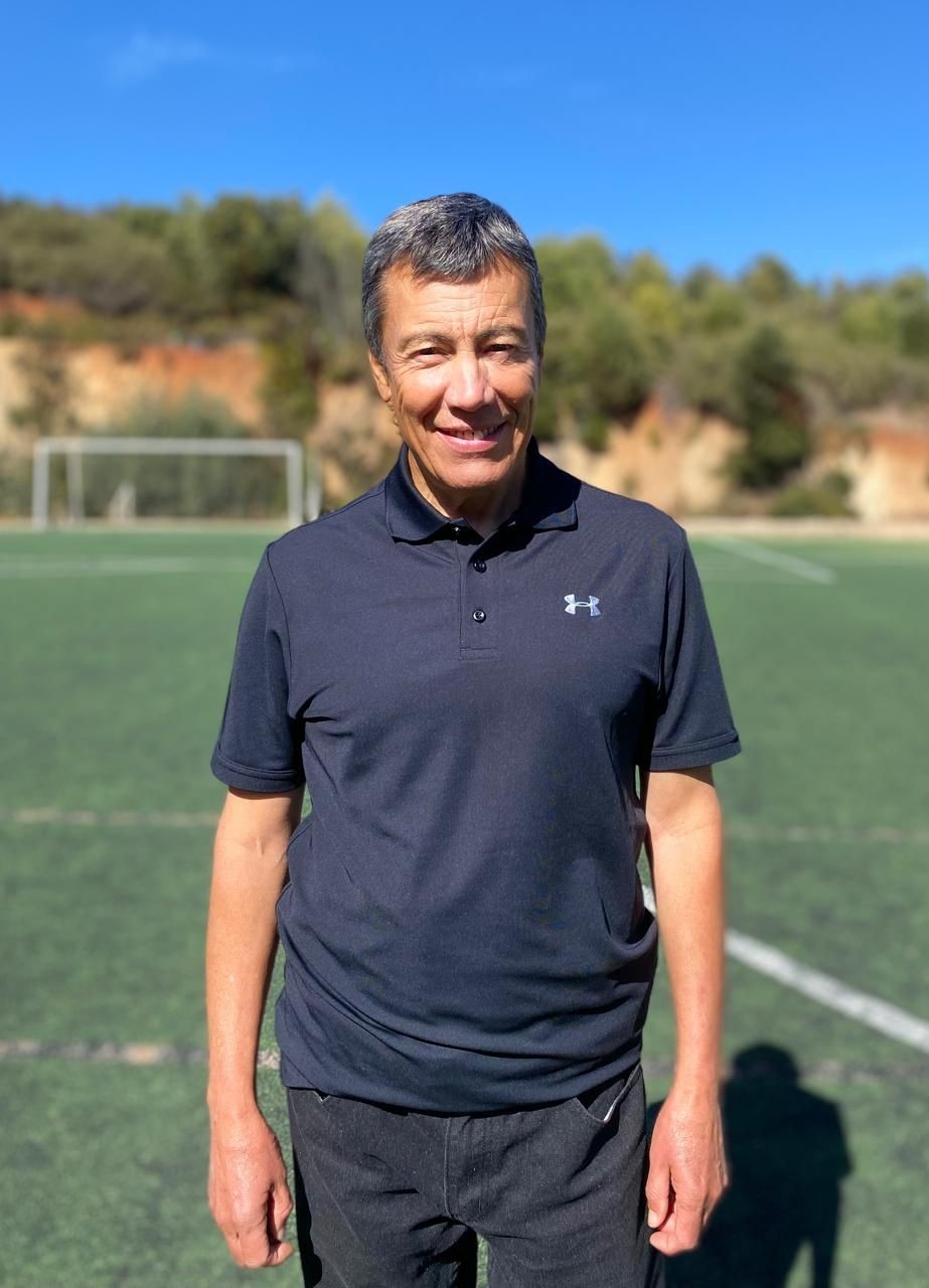 Dr. Enrique Arriaza Ardiles en una cancha