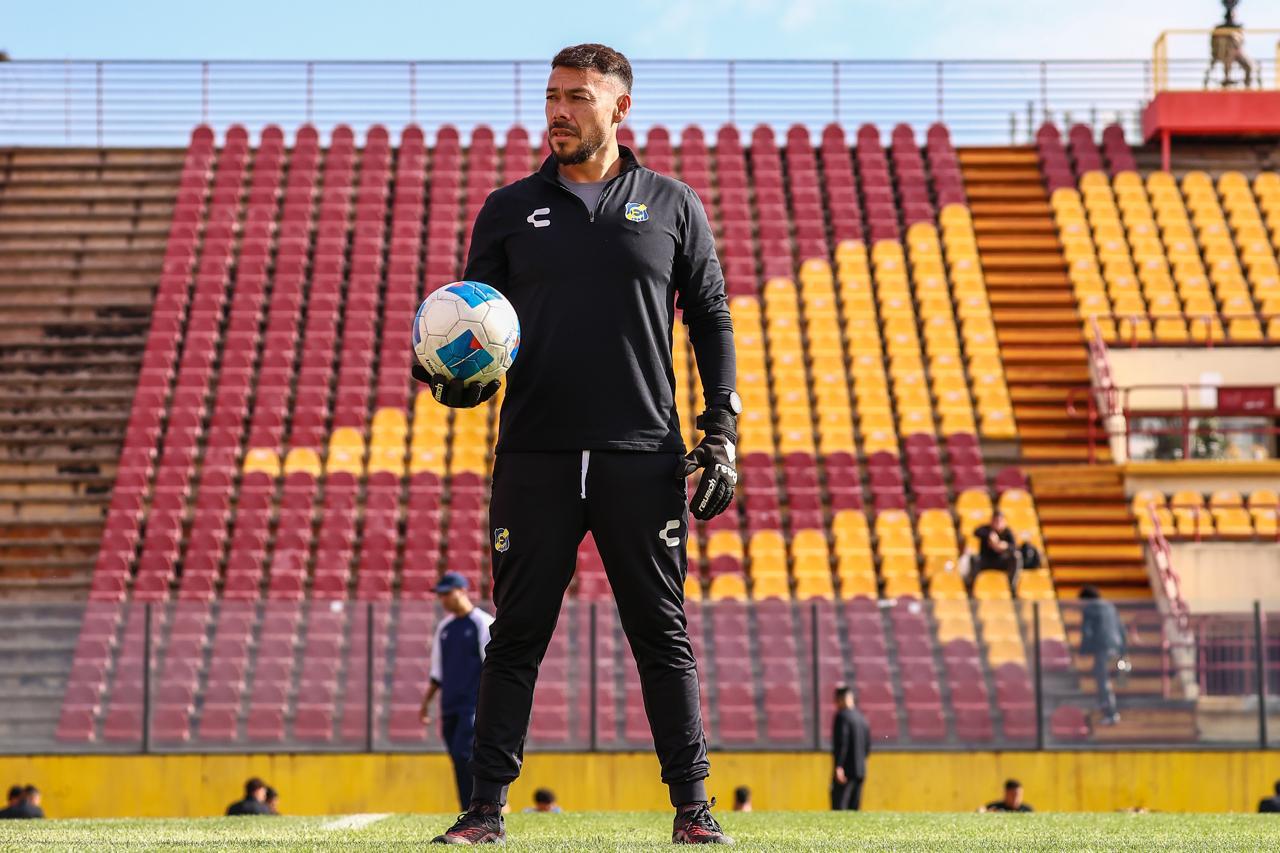 Michael Espinoza Arenas en un estadio